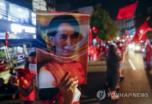 국제무대서 체면 구긴 미얀마 아웅산 수치, '선거의 여왕' 등극