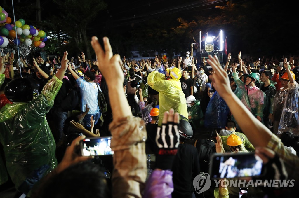 개헌안 논의 태국 의사당 앞서 격렬 시위…최소 41명 부상