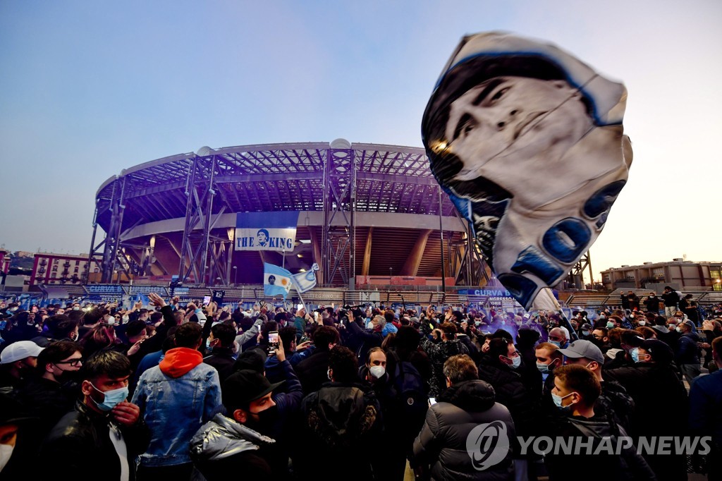 나폴리 선수들, 유로파리그서 마라도나 유니폼 입고 추모