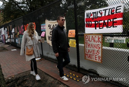 트럼프 대선일 밤 지지자들과 백악관에…높은 울타리로 경비강화