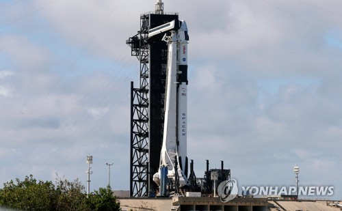 스페이스X 유인우주선 내일 실전 발사…흑인 우주인도 탑승