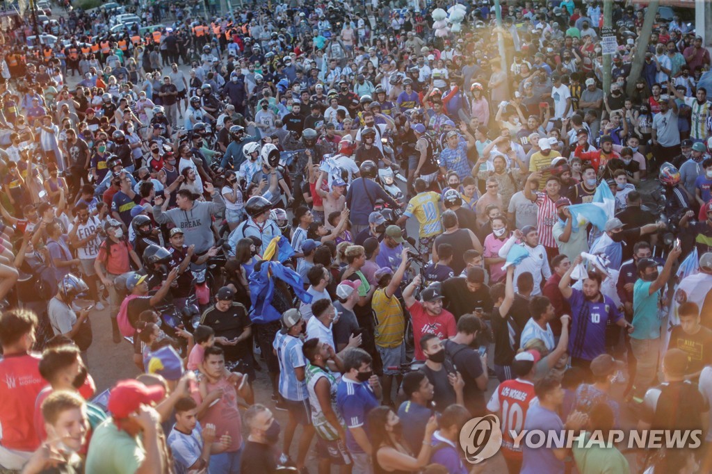 하늘로 간 '축구의 신'…마라도나, 수많은 팬 배웅 속 영면