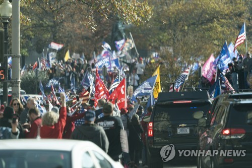 트럼프 지지자 백악관옆 대형집회…트럼프는 차안서 '엄지 척'(종합)