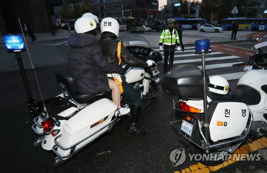 육군 8군단, 수험생 긴급 수송·시험장 방역 지원 나서