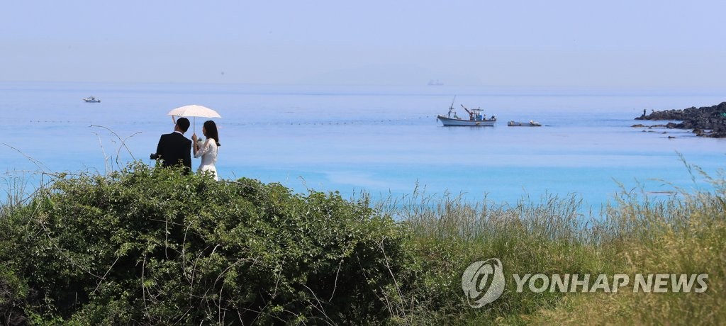 11월 제주시에 때아닌 초여름 날씨…낮 기온 26.7도