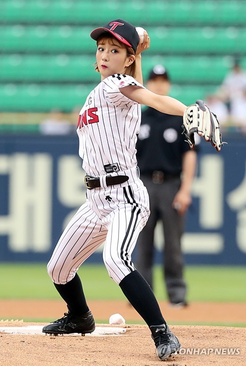 가수 윤보미, 프로야구 준PO 2차전 시구