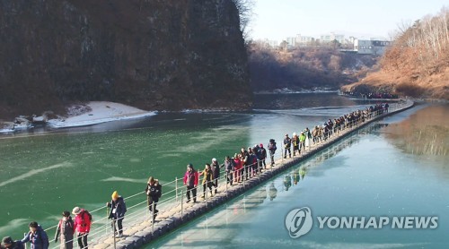 "한탄강 물 위 걸으며 주상절리 감상해요" 철원군 트레킹 행사