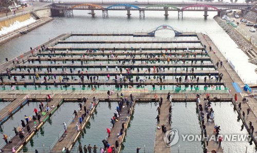 코로나19 재확산 추세에 화천산천어축제 '딜레마'