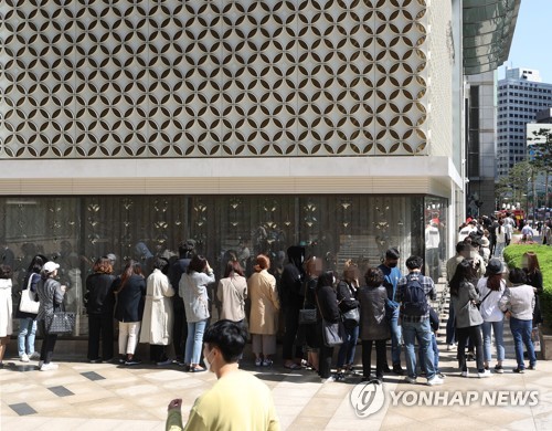 샤넬이 뭐길래…가격 인상 소문에 개점 전부터 '북적'