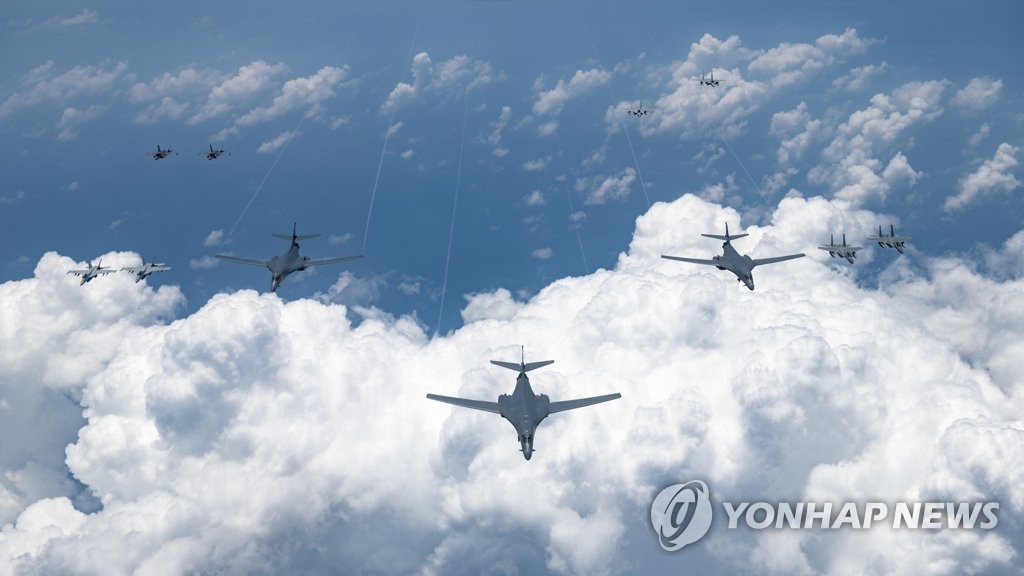 "미군 폭격기 B-1B, 중국 방공식별구역 진입…무력 시위"