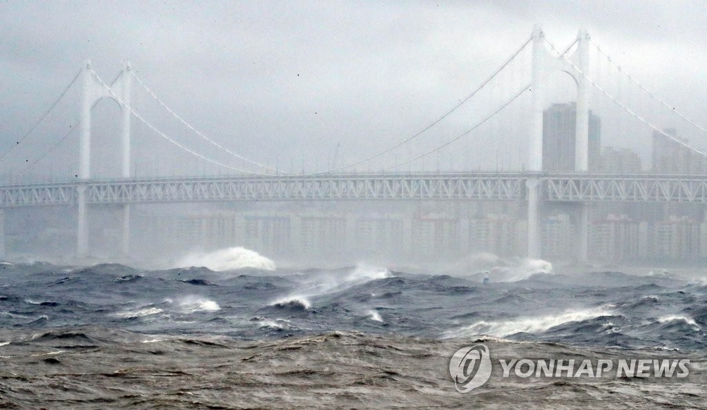 [속보] 강풍에 부산 광안대교 13시 10분부터 트레일러 운행 통제