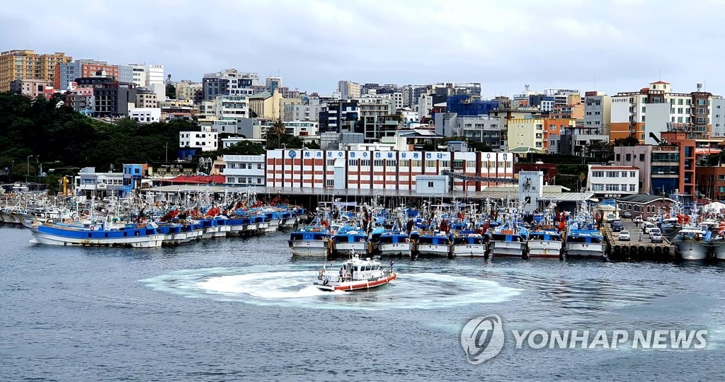 제주 서귀포항 1만t급 대형선박 2척 동시 접안 가능케 확장 추진