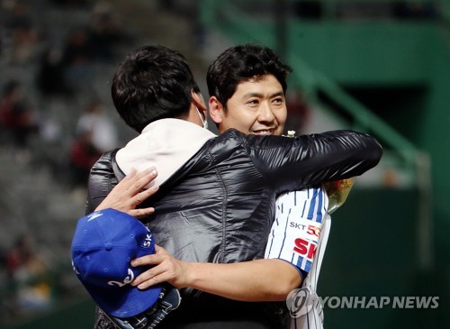 윤희상 "공만 잡았던 오른팔…이젠 가족 위해 쓰겠습니다"