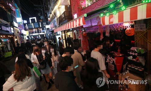 핼러윈발 집단감염 터질라 '불안'…코로나19 1주일 또 고비