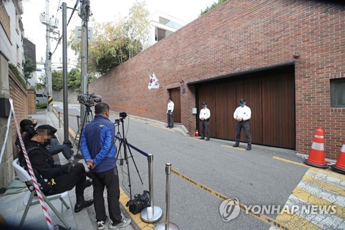 이명박, 내일 동부구치소로…1년간 수감됐던 독거실 쓸듯