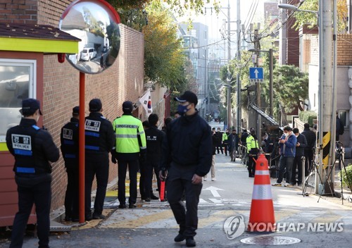 '골목성명' 없이 차로 자택 나선 MB…측근 인사들 배웅