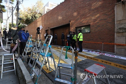 논현동으로 간 옛 친이계…"사실상 종신형" 격앙