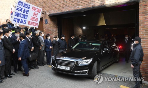 '골목성명' 없이 차로 자택 나선 MB…측근 인사들 배웅