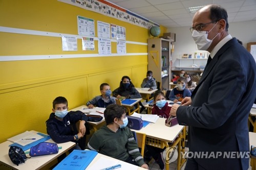 프랑스 경찰 "교사, 참수당할 만했다" 발언한 소년들 조사