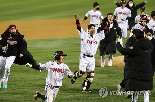 신민재, 연장 13회 끝내기…LG, 준PO서 두산과 격돌(종합2보)