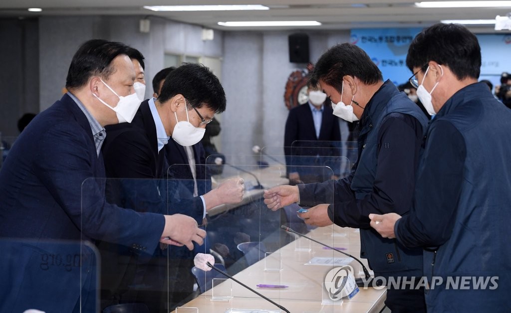 삼성전자 노사 상견례 후 첫 교섭…노조, 단체협약 요구안 제시