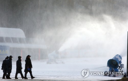 '반갑다, 추위야' 강원 스키장 개장 준비…인공눈 만들기 돌입