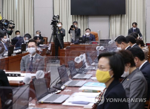 靑국감서 與공천 설전…"문재인표 혁신 지워" "이게 당무감사냐"(종합)