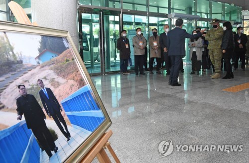 판문점 견학 재개…회담장 그대로지만 도보다리는 "가라앉는 중"