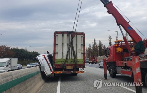 화물차·중앙분리대 사이에 승용차 끼여…운전자 다쳐(종합)