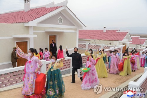 북한, 함경도서 새집들이 행사…박봉주, 건설자재 공장 시찰(종합)