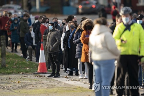 미 코로나19 확진자 또 최다…1주일 연속 10만명 넘어(종합)