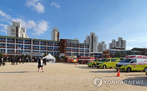 춘천 남춘천중학교 지하실서 불…학생 10명 연기 흡입(종합)