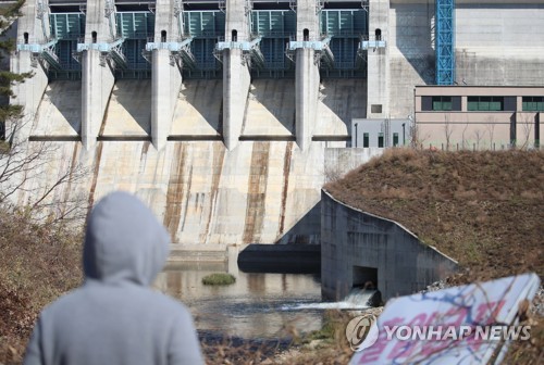 영주댐 방류 또 연기…반대 주민·환경단체 댐 하류서 농성