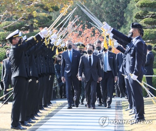 "유엔 참전용사 희생과 헌신에 감사" 부산 유엔공원을 향해 묵념