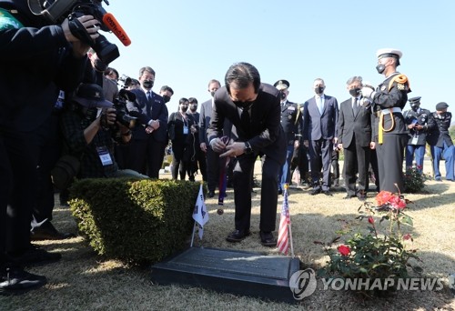 "유엔 참전용사 희생과 헌신에 감사" 부산 유엔공원을 향해 묵념