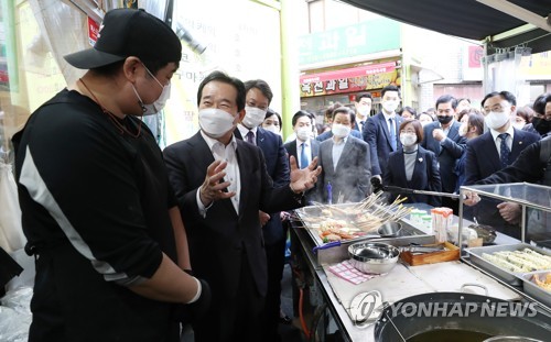 정총리, 부산서 경제행보…'공짜 떡볶이' 가게 위로