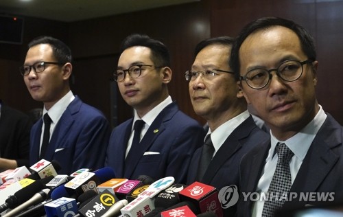 미 안보보좌관 "홍콩 의원들 의원직 박탈 중국 제재할 것"