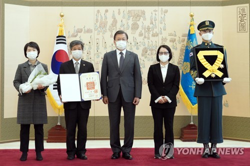 문대통령 "전태일 열사, 아직 멀었다고 하시겠지요"(종합)