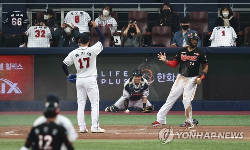 김태형 감독 "힘 써 보지도 못하고 패배…다시 총력전"