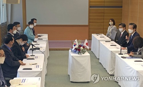 스가, 한국의원 첫 면담…방한 제안에 "조건 정돈 바란다"(종합2보)