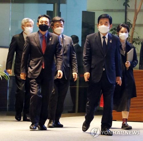 스가, 한국의원 첫 면담…방한 제안에 "조건 정돈 바란다"(종합2보)