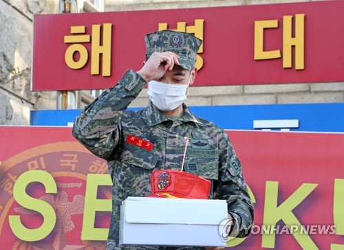 '말년 휴가' 반납 샤이니 최민호 해병대 전역