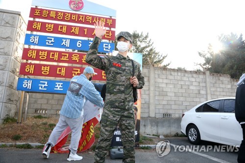 '말년 휴가' 반납 샤이니 최민호 해병대 전역