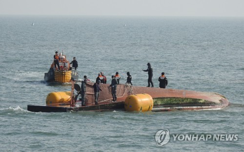 소연평도 해상 실종 선원 수색 난항…이틀 연속 야간작업(종합)