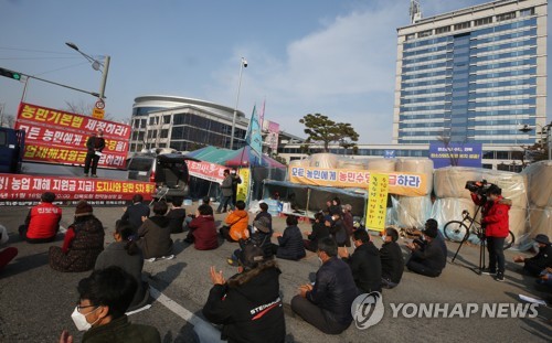 전농 "농가별 월 5만원 수당, 농민당 10만원으로 늘려야"(종합)