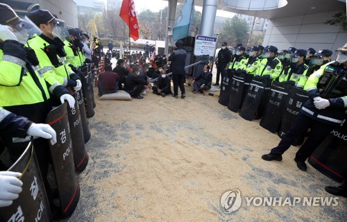 전농 "농가별 월 5만원 수당, 농민당 10만원으로 늘려야"(종합)