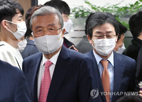 유승민, '경제대통령'  걸고 복귀…김종인 "성취 기원"(종합)