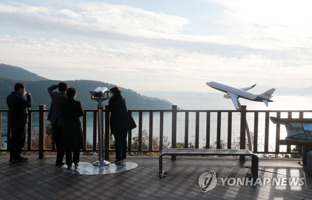 [르포] "계속 바뀌는 정책에 지쳐…빨리 결정해야" 가덕도 현지 반응