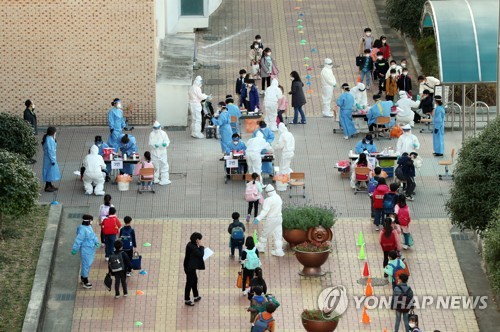 [3보] 신규확진 230명 나흘째 200명대, 지역 202명…수도권 1.5단계로