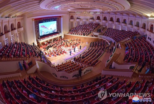 북한도 '사회적 거리두기'…공연장 관객석 한 칸씩 띄워 앉아